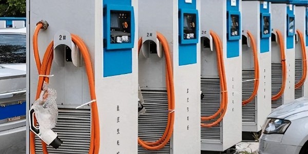 中国充电桩数量激增 高速服务区已超3.3万台
